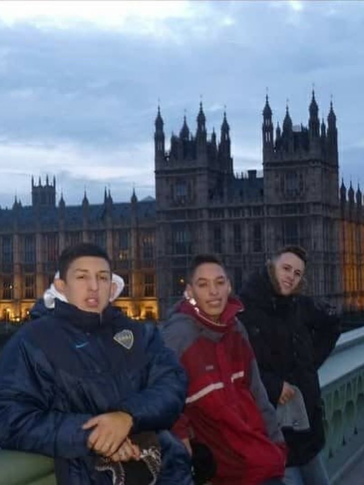 updatetrueno's tweet photo. 📸 | Trueno recreando junto a Kmi420, Nagu Campos y Diego Melgar la famosa foto de Los Wachiturros en Londres, Inglaterra. 🏴󠁧󠁢󠁥󠁮󠁧󠁿😎👈🏼 https://t.co/u7mbHyJrt4