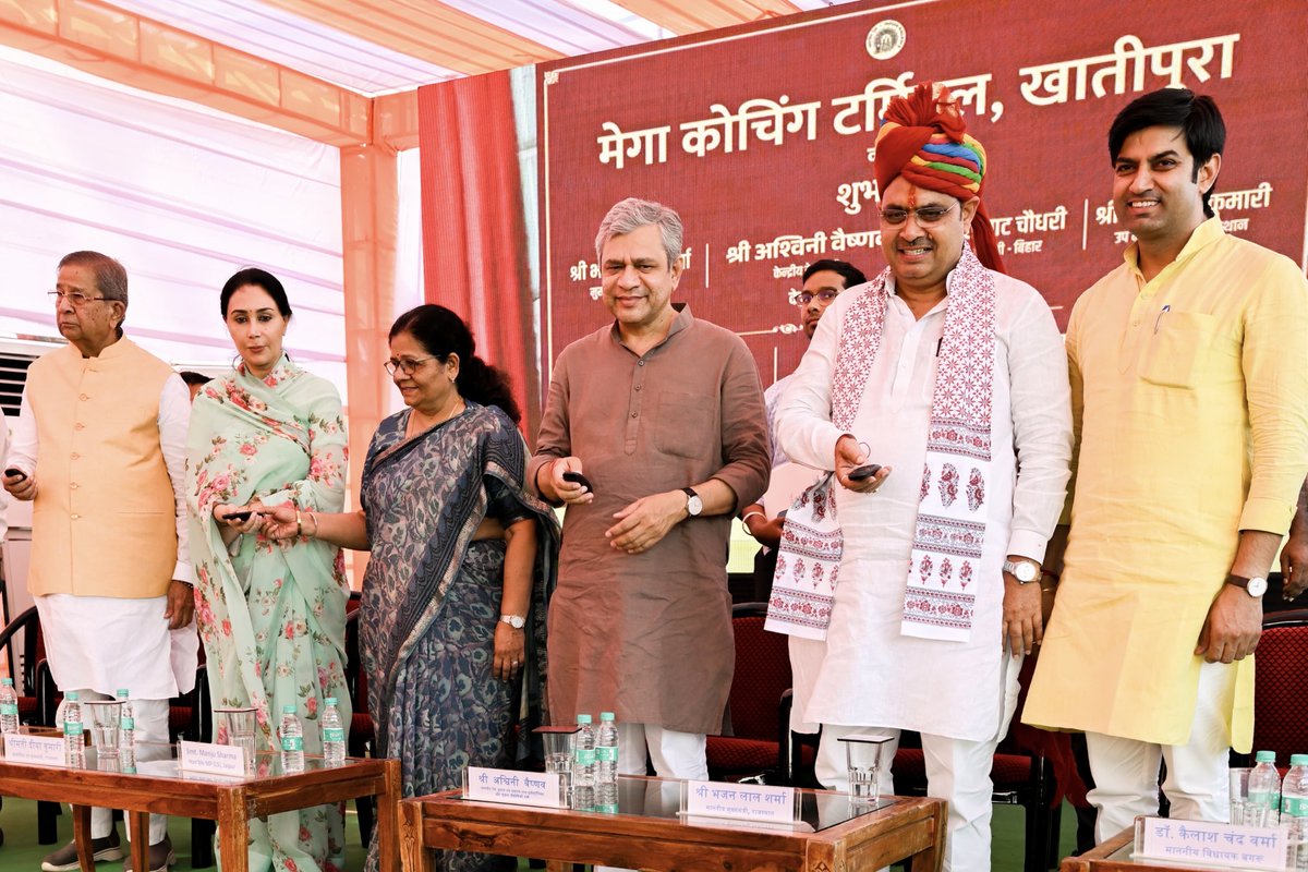 BhajanlalBjp's tweet photo. आज खातीपुरा रेलवे स्टेशन, जयपुर में माननीय रेल मंत्री श्री @AshwiniVaishnaw जी के साथ मेगा कोचिंग टर्मिनल का शुभारंभ और 'जयपुर-दरभंगा अमृत भारत एक्सप्रेस' को हरी झंडी दिखाकर रवाना किया। 

यह नई अत्याधुनिक ट्रेन राजस्थान और बिहार के सांस्कृतिक व व्यापारिक संबंधों को और मजबूत करेगी। साथ ही, यात्रियों को आधुनिक, सुरक्षित और सुगम यात्रा का उत्कृष्ट अनुभव भी प्रदान करेगी।

इस सौगात के लिए आदरणीय प्रधानमंत्री श्री @narendramodi जी एवं माननीय रेल मंत्री जी का प्रदेशवासियों की ओर से हार्दिक आभार!

शुभारंभ समारोह में बिहार के माननीय मुख्यमंत्री श्री @samrat4bjp जी वीडियो कॉन्फ्रेंसिंग के माध्यम से जुड़े। साथ ही, उपमुख्यमंत्री श्रीमती @KumariDiya जी सहित अन्य जनप्रतिनिधि गण कार्यक्रम स्थल पर उपस्थित रहे। 

#RailInfra4Rajasthan