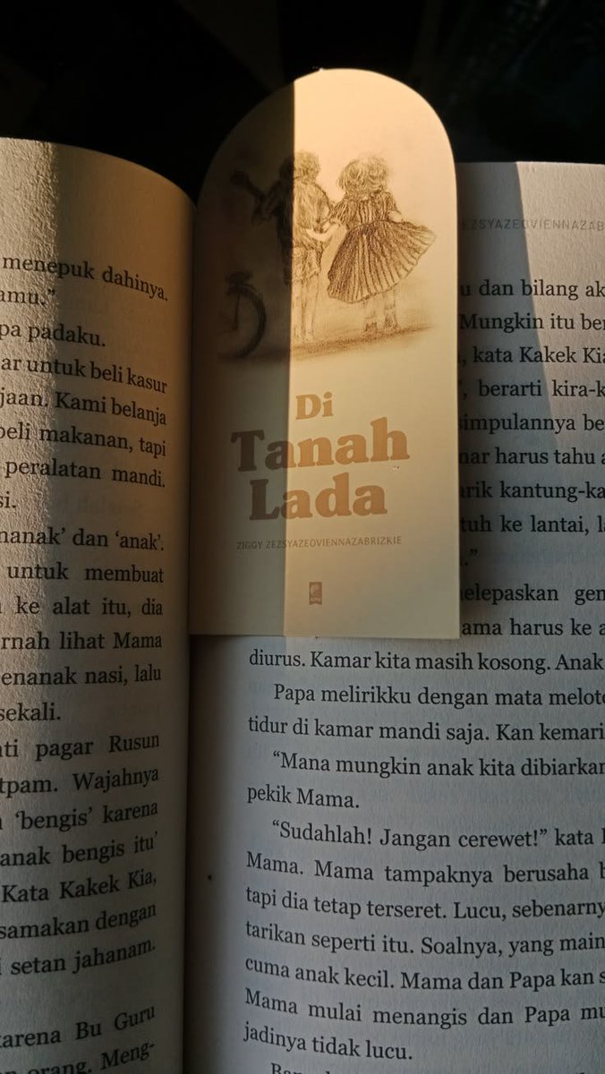 comicus94's tweet photo. Baru selesai sama buku kak Ziggy Zezsyazeoviennazabrizkie, first time banget aku baca. Dan buku di tanah lada ini baru aku selesain kemaren. Jujur sedih banget sama 2 anak kecil ini, nangis bangettt apalagi di bagian si P yg baru ngerasain tidur di kasur. https://t.co/FusZX6jj8r