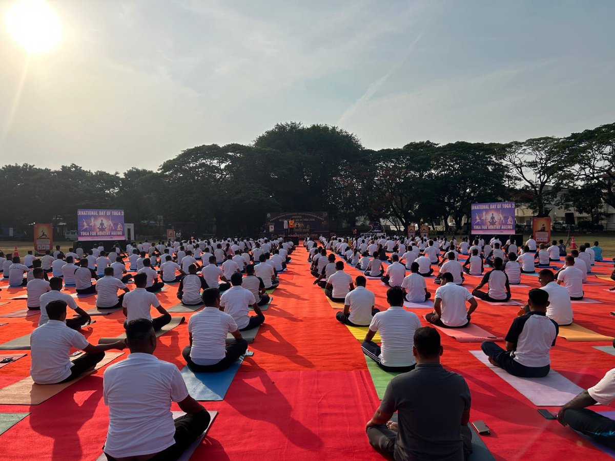 Def_PRO_Chennai's tweet photo. The @IndiaCoastGuard Regional Headquarters (East) celebrated 12th #InternationalDayOfYoga 2026 as part of its Swarnim Jayanti celebrations, marking 50 years of dedicated service to the nation

#YogaForHealthyAgeing
#IndianCoastGuard
#SwarnimJayanti
#50YearsOfService
#FitIndia
1/2 https://t.co/eslZ7bsfqR
