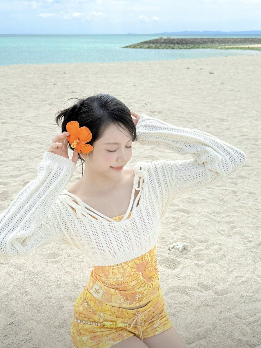 warmenita's tweet photo. @aimryul “.. i sat where the waves could find me, when the ocean kept it’s secrets. beyond the horizon, the clouds drifted without hurry. like a flower bloomih behind my ear, sunlight woven into my clothes,
and a heart learning that not every beautiful moment needs word. 🌺🌴 https://t.co/FNZdeUNNRr