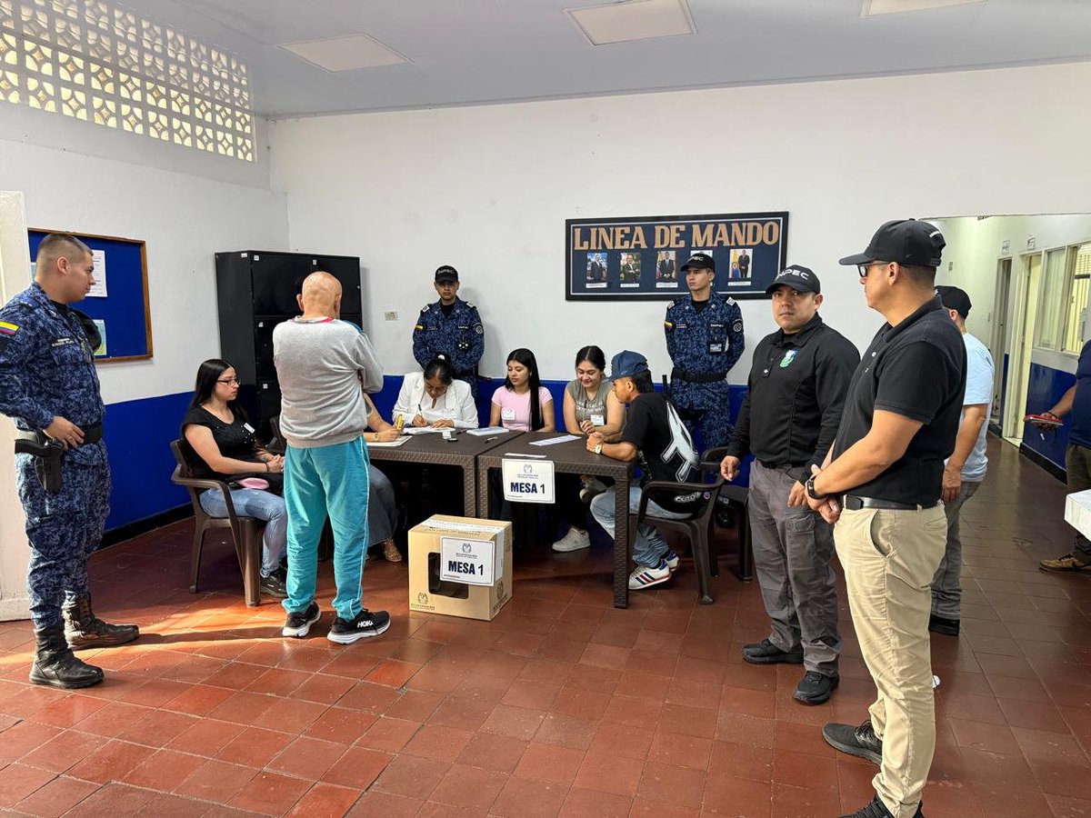 INPEC_Colombia's tweet photo. 📢#AEstaHora | Garantizamos la democracia en las cárceles del país.
Ya se encuentran habilitadas las mesas de votación para que la población sindicada y ciudadanía en general ejerza su derecho al voto de manera segura y transparente. 🇨🇴 #PlanDemocracia https://t.co/yANS1EL5KU