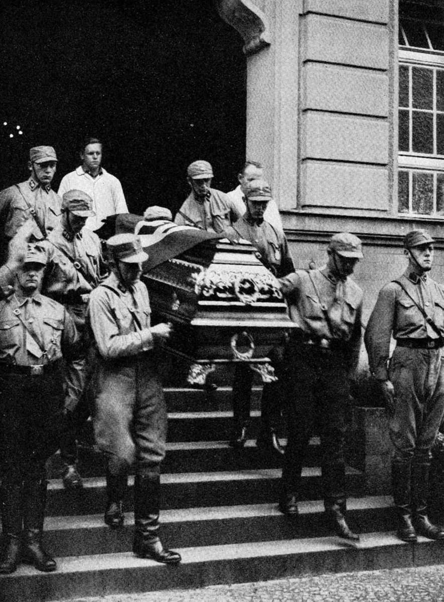 Wieder_Sub's tweet photo. [1933年6月21日]
ケーペニック血の一週間（Köpenicker Blutwoche）でヴァルター・アペル(20)が労働組合員ヨハネス・シュマウス宅に押し入った際、息子のアントンによって射殺される。 https://t.co/DWSMbUjlde