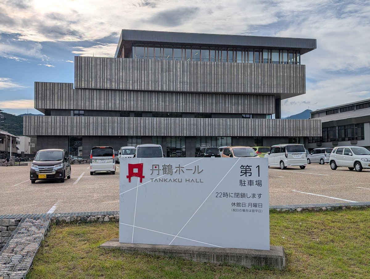 ororon231's tweet photo. はまゆう歌謡クラブ発表会のゲスト #辰巳ゆうと さんを観に和歌山県新宮市へ。

出場者がゆうとさんの歌を歌えば、ゆうサポさんがC＆Rで盛り上げる。ゆうサポさんは心優しいなぁと感心。

特典会は黒いスーツがカッコ良すぎて1shotでお願いしました。

4時間半で帰宅でき、満足の１日でした。 https://t.co/zsNT0AR5HH
