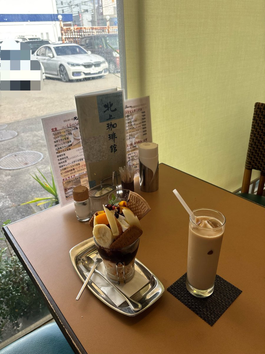 710s9's tweet photo. 愛車見ながら食うパフェはうまい https://t.co/uJ5RrWun4c