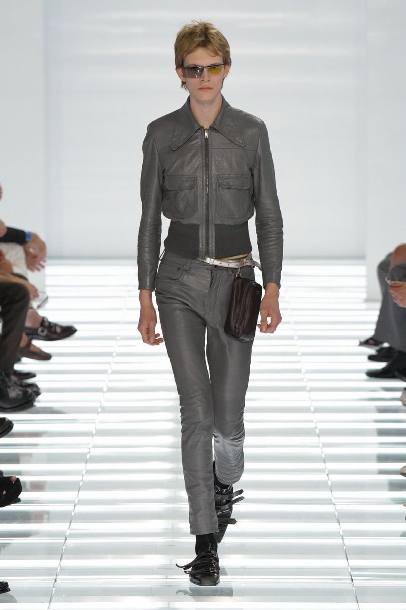 8th_month's tweet photo. Prada Spring 2027
その時々のダサいとされる色やディテール、プロポーションをあえて盛り込みアイロニカルに表現するのがこのブランドのお家芸だが、ラフシモンズ加入後はさらに先鋭性が加速している。MiuMiuのテイストも取り込んではいるが、どう見てもモテないルックが並んでいて清々しさすらある。 https://t.co/YIBH3gw04V