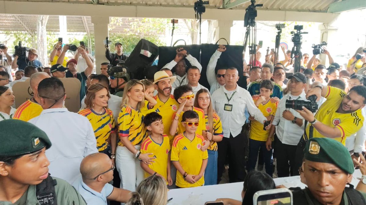 NoticiasRCN's tweet photo. #ColombiaElige  🇨🇴 🗳️ | Abelardo de la Espriella votó en Barranquilla rodeado de una multitud. https://t.co/ieyZxuY3Wo