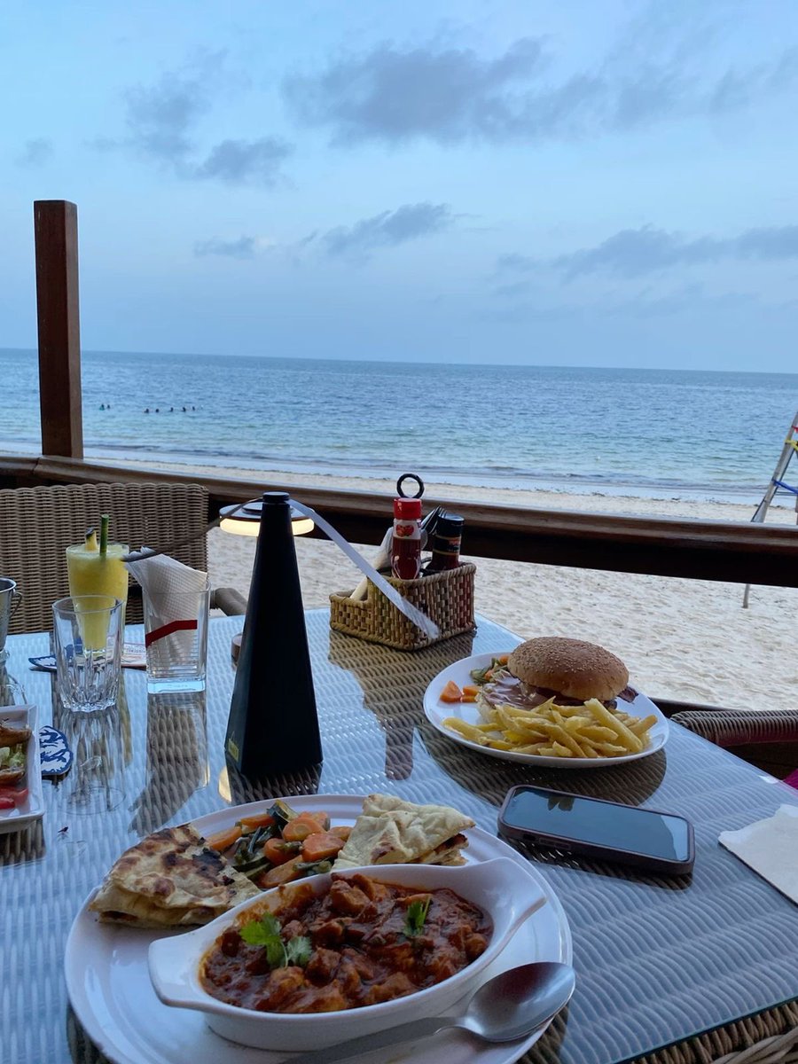 harrydavids633's tweet photo. Beachside dinner, the way it’s meant to be.” 🌊🍔 happy Sunday fam ❤️ https://t.co/WPUMDPts3h