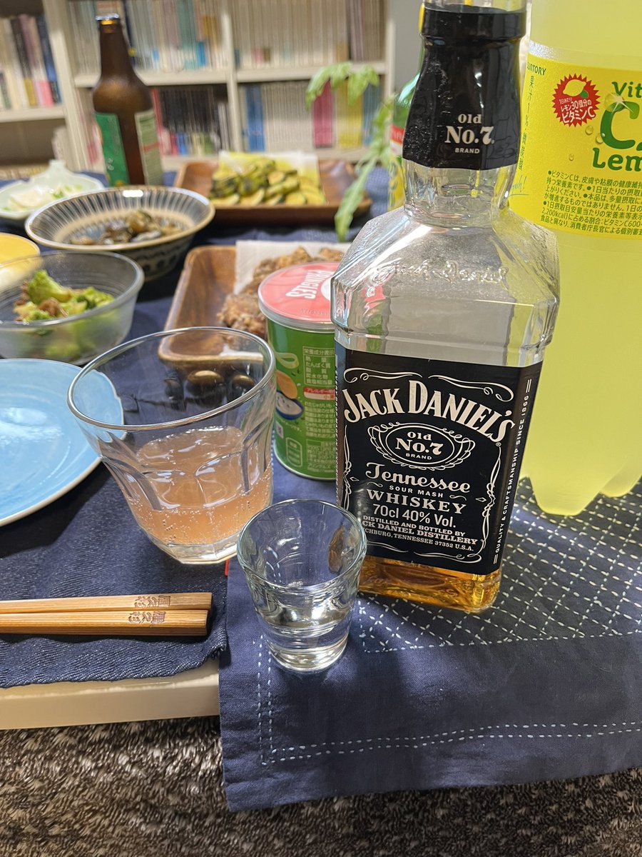 K16mon's tweet photo. ジャックダニエルズいいよね。
三年くらいかけて一本飲み終わらない。 https://t.co/KjqSaR2K4x