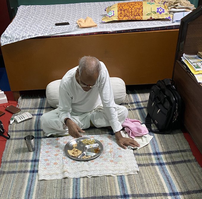ivivekbansal's tweet photo. संघ किरण घर-घर देने को अगणित नंदादीप जले,
मौन तपस्वी साधक बन कर हिमगिरि सा चुपचाप गले।

ये है आदरणीय चंपत राय जी। इनसे मेरा करीबन 15 वर्षों का परिचय है। मैं उन लोगो को कसूरवार नही मानता जो चंपत जी को अज्ञानता वश अथवा जानकारी के अभाव में चोर या लुटेरा समझने की भूल कर रहे हैं। लेकिन इतिहास उन लोगो को कभी माफ़ नही करेगा, जिन्होंने चंपत जी को चोर साबित करके की कोशिश की। 

नीचे दिए गए फ़ोटोज़ में दो फोटो मैंने स्वयं लिए हैं। हालाँकि संघ संगठन में इस प्रकार फोटो लेने की कोई वजह नही है, और ना ही कोई जरूरत होती है। लेकिन मैं जब-जब उनसे मिला, उनमे बस एक मौन तपस्वी दिखाई दिया, जिसने अपना पूरा जीवन प्रभु श्री राम और समाज कल्याण के लिए समर्पित कर दिया। उनके सादे जीवन और समर्पण ने सदैव हमें शक्ति प्रदान की, और निःस्वार्थ भाव से समाज सेवा की प्रेरणा दी। वर्षों से वो शुगर की बीमारी झेल रहें हैं, 80 वर्ष के आस-पास उनकी आयु हो चुकी है, लेकिन फिर भी दिन-रात उन्होंने मंदिर निर्माण को समय पर पूरा करने के लिए स्वयं को खपा दिया। आज भी रात में दो सूखी रोटी और दाल खाकर ज़मीन पर सो जाते है, और कुछ लोगो को लगता है कि उन्होंने अपनी ऐश-आराम के लिए करोड़ो रुपए चुरा लिए। 

हमारे यहाँ बढ़े-बूढ़े कहते है कि राजनीति बड़ी गंदी चीज़ है। बस वहीं गंदा काम कुछ लोगो ने ट्रस्ट में करने का प्रयास किया है। अपनी लूट को छिपाने के लिए सारा दोष चंपत जी पर डालने का प्रयास हो रहा है। किंतु दुनिया जो कहे और जो माने, ये शत प्रतिशत सत्य है कि अगर चंपत जी नहीं होते तो राम मंदिर का चढ़ावा छोड़िये, पूरा ट्रस्ट लूट चुका होता। 

चंपत जी के हस्ताक्षर जिस बिल पे हुए, जो पैसे का हिसाब किताब उनके संज्ञान में आ गया, उसमे एक पैसे की हेरा-फेरी भी कोई कर नहीं पाया। श्री रामजन्मभूमि ट्रस्ट को बचाने का काम अगर किसी ने किया है तो वो आदरणीय चंपत राय जी। 

सच किसी से ना छुपा और ना छुपेगा, प्रभु श्री राम के मंदिर में चोरी करने वालों का हिसाब-किताब जाँच एजेंसियां तो करेंगी ही, लेकिन कहते है भगवान की लाठी में आवाज़ नहीं होती, हिसाब जब रामजी करेंगे तो उनकी सात पुश्ते भी उसे चुकता नहीं कर पायेंगी। 

भारत की मीडिया से तो यही उम्मीद थी कि वो बिना तथ्यों के आधार पर बक-बक करेगी। उधर विपक्ष को आने वाले चुनाव के लिए मौक़ा मिल गया। पीके मिश्रा ने भी ट्रस्ट में कमियाँ बताकर अपना पल्ला झाड़ लिया। इसलिए जिस व्यक्ति ने इतनी बड़ी लड़ाई मंदिर के लिए लड़ी, प्रभु उन्हें यह लड़ाई लड़ने की भी क्षमता प्रदान करे, यही मेरी कामना है।