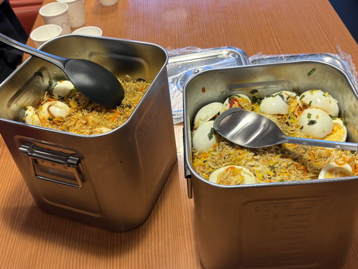 hatikobee8's tweet photo. 一斗缶サイズのビリヤニ、2個 https://t.co/K5BPXVhVGa