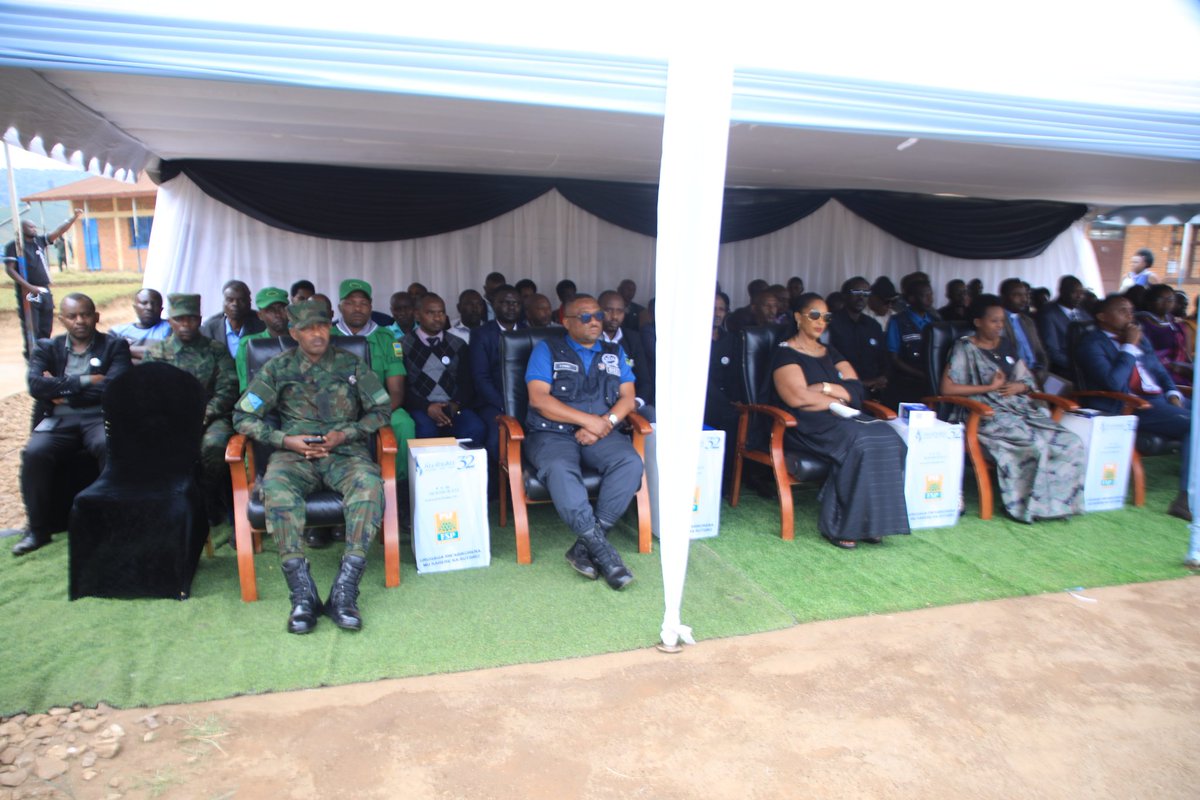 RutsiroDistrict's tweet photo. #Rutsiro: mu Murenge wa Ruhango, Akagari ka Gihira, habereye igikorwa cyo @Kwibuka32 abikoreraga bazize Jenoside yakorewe Abatutsi mu 1994. Meya @dative_kayitesi ari kumwe na Visi Perezida w'abikorera mu Ntara na Perezida w'abikorera mu Karere bifatanyije n'abaturage mu kwibuka. https://t.co/5Asjm49bXO
