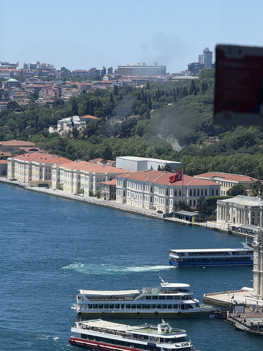 ayseemrt's tweet photo. Şu manzara için metrobüse biniyorum https://t.co/7Ckkz0h2ba