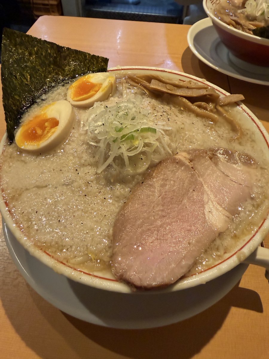 jok6340's tweet photo. 今日は地元の後輩とラーメン🍜
いつもは付き合ってもらってるから、後輩の行きたかったラーメン屋さんに！！
背脂たっぷりでも意外と重くなかった😊 https://t.co/maF1f56qlH