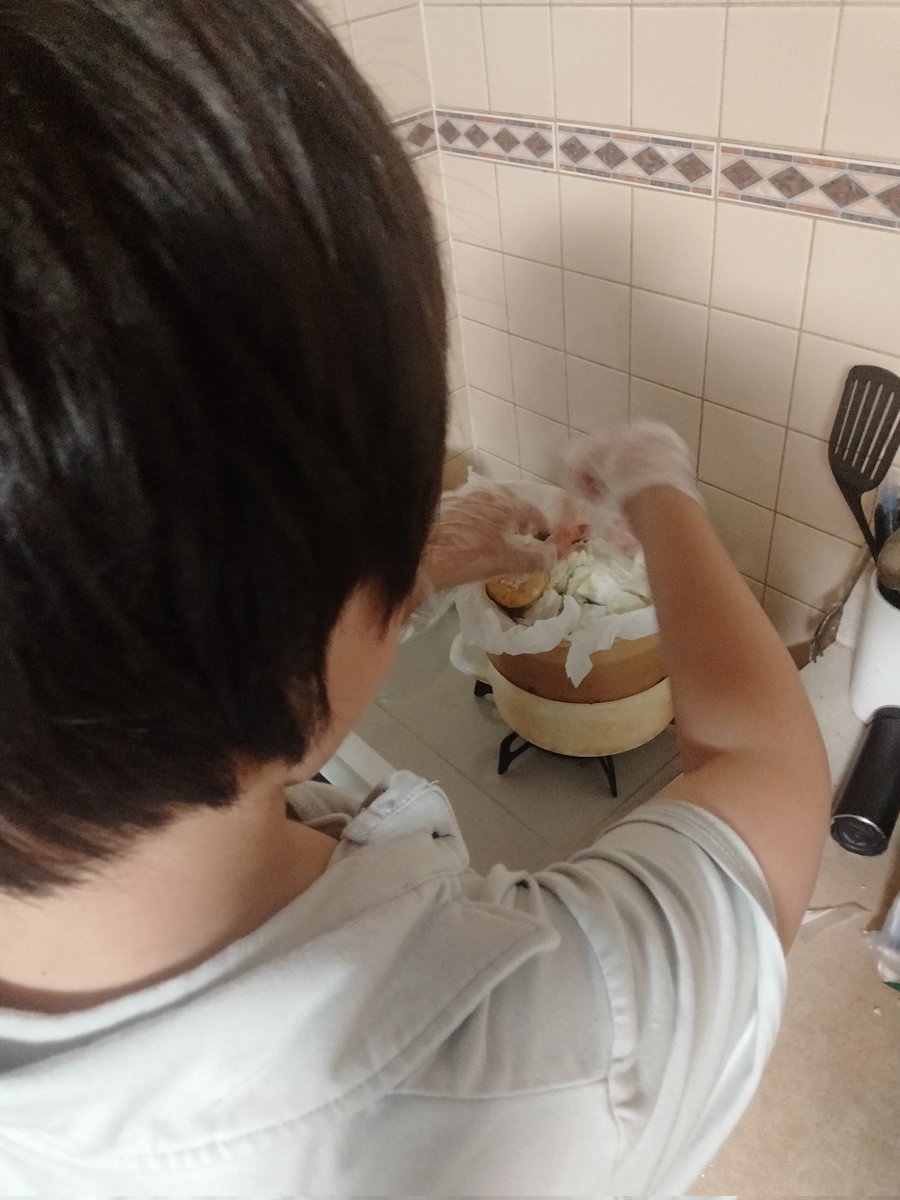 thousandask1209's tweet photo. 小学校から負傷したとのお電話があった火曜日。右膝の炎症との診断で松葉杖生活となり、電気治療へ整形外科に日参。

松葉杖無しでも立てる様になった今日には、父の日プレゼントとして夕ご飯メインを作りました！大喜びの父でした✨

ジャグリングも少しずつ再開してるので、全回復まで後少し。 https://t.co/eRpqRupUe7
