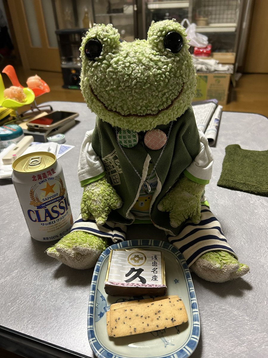 stream8126's tweet photo. お疲れさまでした🐸
きのう妹が孫に頼まれたぷくぷくシールを買いに浅虫水族館に行ったそうで、嫁ちゃんにってくじら餅と板かりんとうを頂いたから、それとビール🍺飲んで寝ます😪
雨やまないね、すこし寒いね。 https://t.co/Xjo3NbQy0T