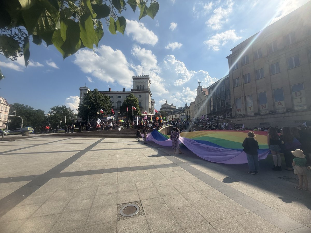 GodekKajaU's tweet photo. Tak wyglądał wczoraj Plac Chrobrego w Bielsku-Białej. Lobby LGBT zapowiadało wielki marsz równości, a nie wypełnili nawet połowy placu.

To jest mniejszość, która zdycha i która nie ma w Polsce prawdziwego poparcia.

(Tam na schodach to kontra ŻiR-u, także też odejmijcie od marszu)