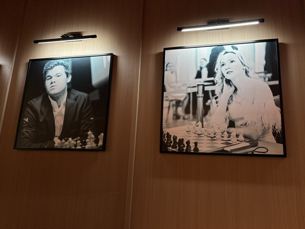mitsuomi1031's tweet photo. Red Knight Chess Club and Cafe

タイのキッズチャンピオンのお母さんが経営するチェスクラブ♟️
コーチの方が親切でとても楽しめた。
日本人は珍しいらしく、タイのIMや一般のお客さんたちにゲームを挑まれてボコボコ。。。
カールセンも来たことがあり、カールセンの写真にはサインも✍️ https://t.co/EUKLOsqT8F