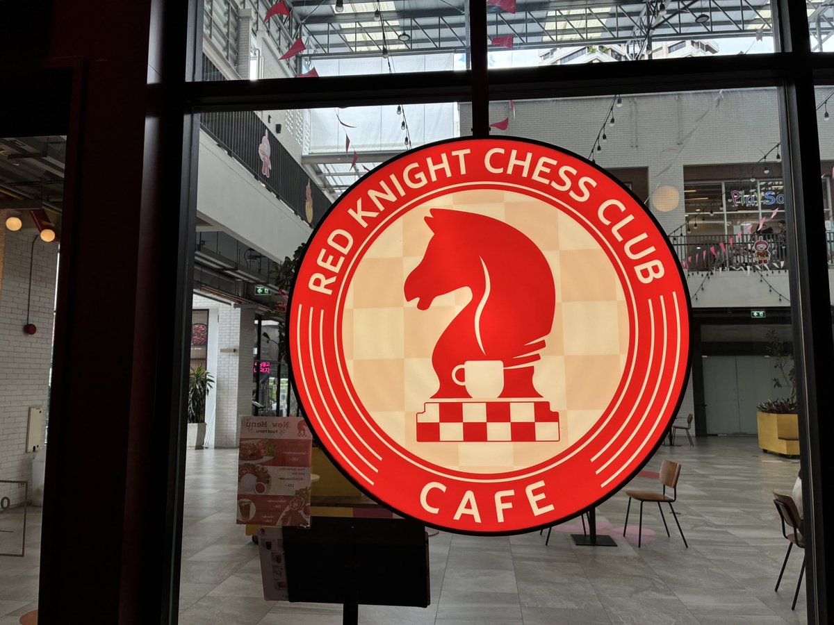 mitsuomi1031's tweet photo. Red Knight Chess Club and Cafe

タイのキッズチャンピオンのお母さんが経営するチェスクラブ♟️
コーチの方が親切でとても楽しめた。
日本人は珍しいらしく、タイのIMや一般のお客さんたちにゲームを挑まれてボコボコ。。。
カールセンも来たことがあり、カールセンの写真にはサインも✍️ https://t.co/EUKLOsqT8F