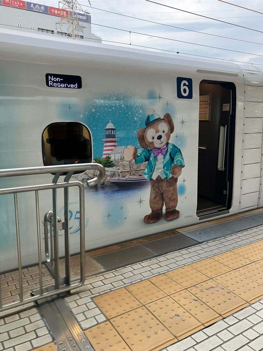 kenchi_a's tweet photo. 東海道新幹線に乗ろうとホームに着いたら６月１９日より運行が開始されたらしい「東京ディズニーシー２５周年『スパークリング・ジュビリー』」の車両だったよ！
座席のヘッドカバーや車内メロディが変わっており「ヘッドカバーはお持ち帰りできません」とアナウンスしていたよ。
運行情報はＨＰを確認 https://t.co/rplJWvu6xO