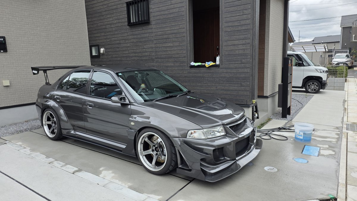 evo7yuki's tweet photo. 今日は我が家で初の下地からガッツリ洗車しに来たお客様が(笑)
粘土やったりコンパウンドやったりコーティングやったり暑かった(笑)
そのうち磨きもちゃんと準備しなきゃ！ https://t.co/zxXZcSE20P