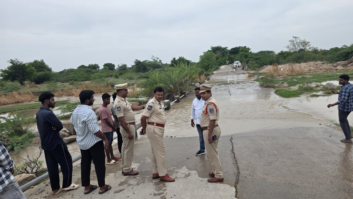 Acpibrahimpatnm's tweet photo. Visited Suddapally vg to inspect the flow of strom water on causeway which causes obstruction to transportation to near six villages n instructed SHO to sensitise the villagers about the use alternative routes in case emergency.@CPFutureCity @DCPMaheshwaram @MadgulPS https://t.co/o4WNEIQ3CH