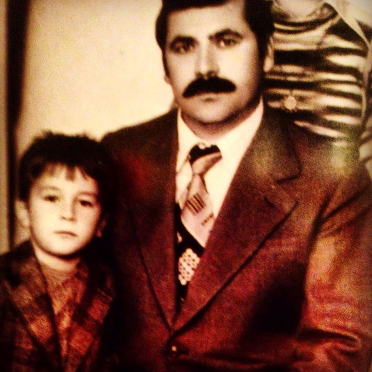 CBuyukcelik's tweet photo. … oysa BABAlar evladlarını hep kollarının altında tutar…
BABAlar ölmez ki… https://t.co/rlMc0IJCFH