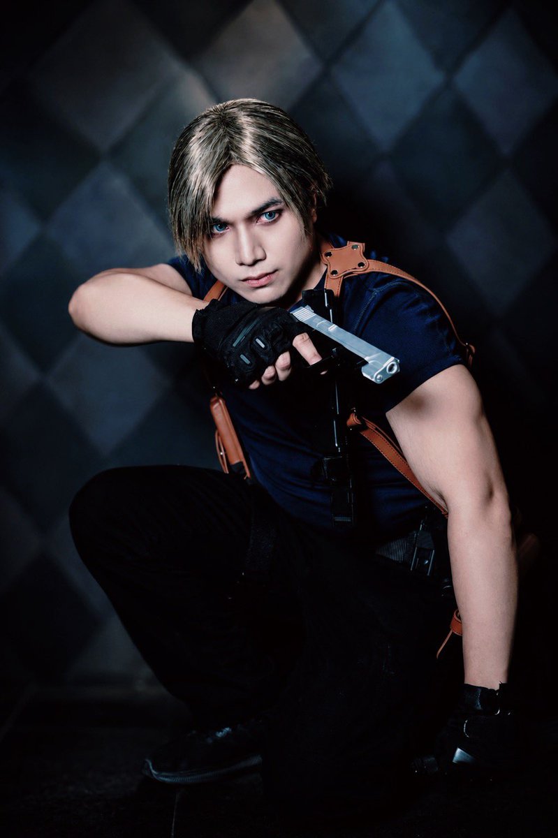 caelis_cos's tweet photo. 「みんな、どこへ行ったんだ？ビンゴでもやりに行ったのか？」

Cosplay: Leon Kennedy / レオン•ケネディ/ バイオハザード4R

📸: @takadays55様、素敵に撮っていただき、感謝です。

#アコスタ池袋 #residentevil #cosplay https://t.co/9lNiAsNTOh