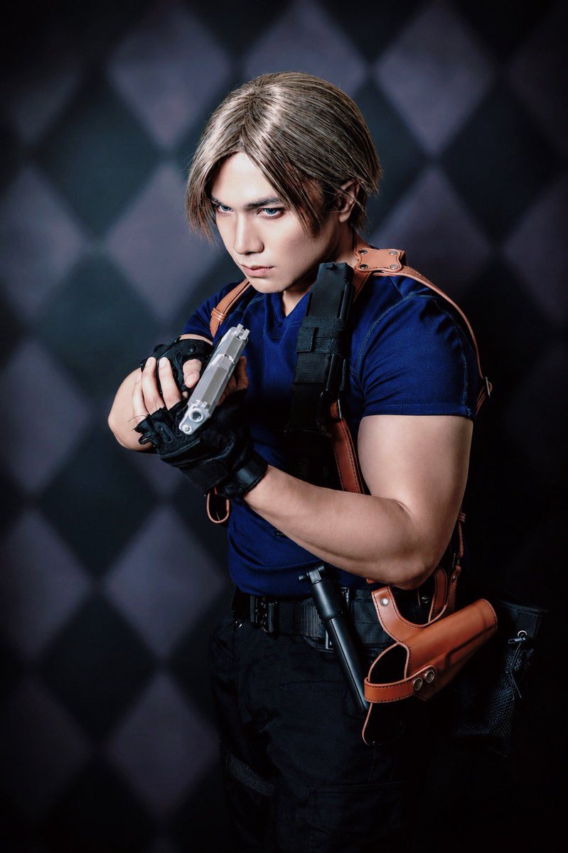 caelis_cos's tweet photo. 「みんな、どこへ行ったんだ？ビンゴでもやりに行ったのか？」

Cosplay: Leon Kennedy / レオン•ケネディ/ バイオハザード4R

📸: @takadays55様、素敵に撮っていただき、感謝です。

#アコスタ池袋 #residentevil #cosplay https://t.co/9lNiAsNTOh