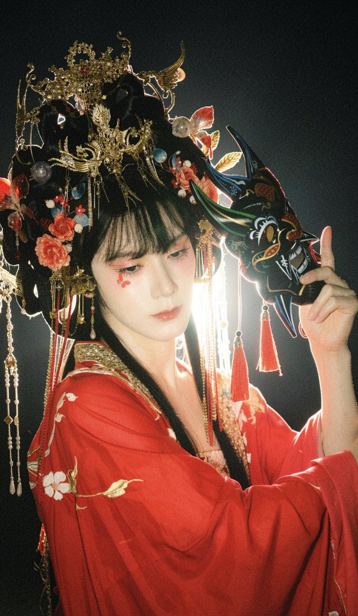 kiromu10's tweet photo. คนที่สวยข้าเคยเจอมามากมาย แต่สวยเท่าเจ้ามิเคยได้พบเจอ งามดั่งภาพวาด ปากนิดๆ จมูกรั้นๆแสนดื้อนั่น เจ้ามีนามว่ากะไรหรือ ถ้าอย่างงั้นข้าเรียกเจ้าว่าคนงามได้หรือไม่

#TEN #TENLEE #เตนล์ #텐 https://t.co/GwGDv277QK