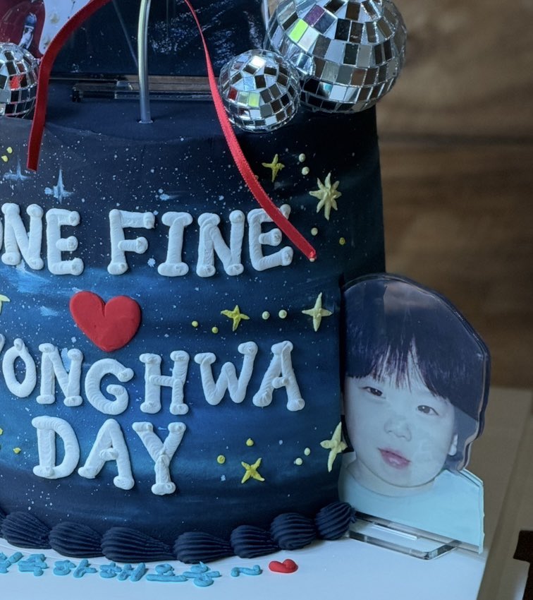 jyoung1112's tweet photo. 용와오빠 생일 케이크 서포트🚀 후기〰️

시안부터 케이꾸 만들기까지(?) 사랑하는 마음을 담아서 하나하나 열심히 맨드렀어요오 보이스분들이 예뻐해주셔서 마음이 더 뿌듯했답미당~~ 💗 
케이크에 콕 박힌 아기용용이가 킥인데 가지고오다가 뿌서져서.. 맘이 아팠지만... 애정합미당,, 💗✨
#정용화 https://t.co/vnl7xFxNnx