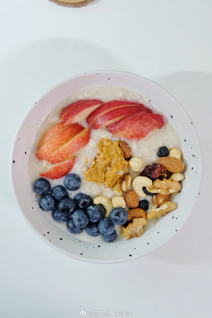 alinka26561537's tweet photo. Just enjoyed a cozy homemade bowl of oatmeal with fresh blueberries and a drizzle of honey—perfect slow morning fuel! https://t.co/Blt1bisgoT