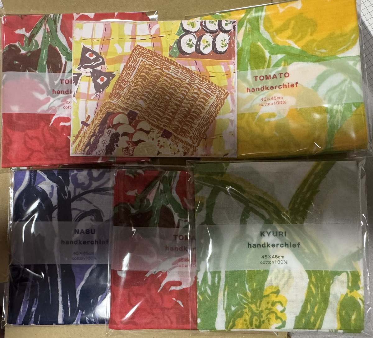 kenjiY0715_2's tweet photo. ハンカチ届きましたー
トマトが1番お気に入りです🥰

@chicha_textile 
@hinaho_0303 
@harupondayon https://t.co/pJOuwRfwQ6