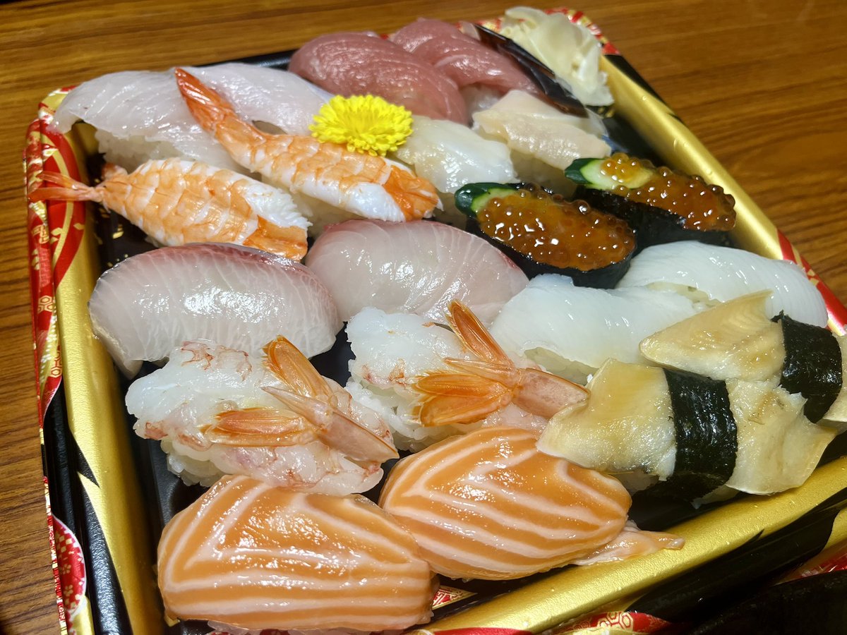 madengi's tweet photo. 晩酌開始です♪

今日は父の日

🌟本日のお品書き
①お寿司🍣
②マゾイとアオリイカの竜田揚げ
③アオリイカ焼き（定番）
④クロソイの味噌汁（脂凄い）

山崎ハイボール
サッポロクラシック

竜田揚げは
醤油とニンニクで下味付き
レモンを絞って食べると美味しいです！

お疲れ様でした🍻 https://t.co/pWX3P499Tk