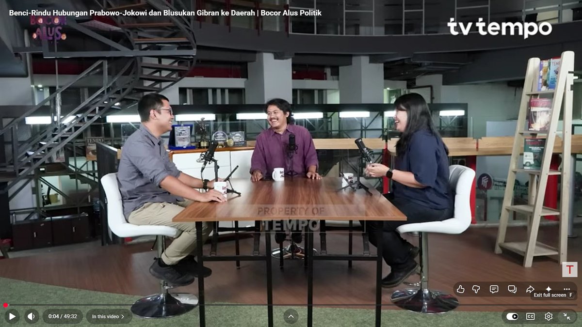 abulmuzaffar10's tweet photo. Apakah hubungan Jokowi dan Prabowo makin berjarak?

Iseng-iseng minggu siang ini saya nonton @BocorAlusPol Tempo.

Temanya soal Gibran. Dan lagi-lagi mengonfirmasi kecurigaan warga X soal pergerakan Gibran.

Tapi ada lagi yang menarik...
Bahwa ternyata memang benar hubungan Prabowo dengan Jokowi kini semakin berjarak.

Jokowi ingin ketemu Prabowo berkali-kali untuk memberikan masukan secara empat mata.. 

Bahkan Jokowi pernah berada di Jakarta dalam waktu yang sangat lama agar bisa berkomunikasi.

Tetapi belum berhasil sampai saat ini.

Jokowi dan Prabowo berbeda pendapat soal:

- MBG (Jkw ingin bertahap dan targeted)
- Pengelolaan fiskal (Jkw ingin lebih hati2)
- Isu pilkada tidak langsung (Jkw mewanti2 ini akan menggerus popularitas Prbw) 

Dan ada kecenderungan, Prabowo ingin lepas dari bayang-bayang Jokowi.

Prabowo memberi sinyal ingin maju dua periode dan ada kemungkinan tidak bersama Gibran. 

Hal yang tidak diinginkan oleh Jokowi..