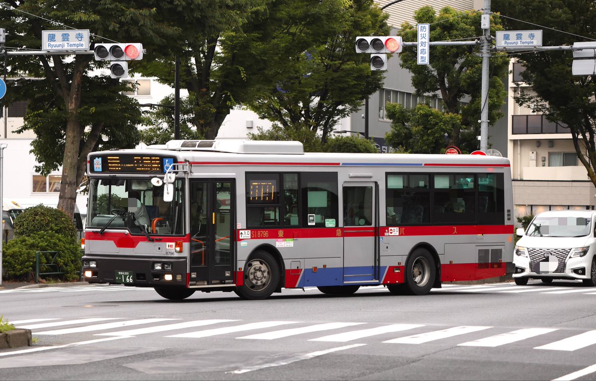 T87432801's tweet photo. SI8796  (PKG-AA274KAN)

下馬に残る西工ボディのエアロスター。納車より18年以上が経過するベテラン車両です。この日は午後便に就いていました。

今年2月には、相鉄バスの扁平エアロスターや、今は亡き横浜市営地局のRAと撮影会でコラボした車両でもあります。

末長い活躍を願っています。 https://t.co/WgwcWK2ZOh