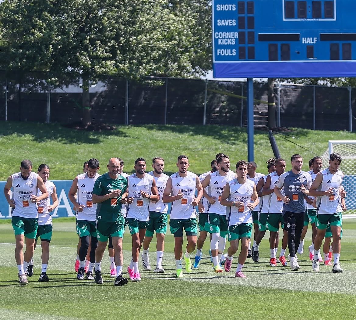 DZFOOTBALLDZ's tweet photo. 🟢😢 Les joueurs de l’équipe nationale ne COMPRENDRAIENT PAS la virulence des critiques après leur défaite face à l’Argentine.

Plusieurs d’entre eux seraient ALLÉS SE PLAINDRE auprès du staff et de certains membres de la délégation des critiques qu’ils jugent excessives et injustes.

Selon eux, perdre face aux champions du monde n’a RIEN D’ALARMANT, d’autant plus lorsqu’ils affrontent Lionel Messi, qu’ils considèrent comme le meilleur joueur de l’histoire. 🤔

🗞️Compétitions