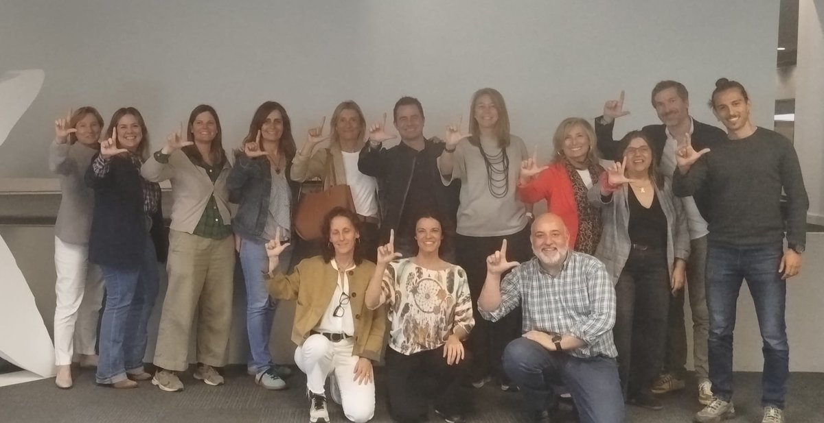 BoiEaps's tweet photo. ¡Un gesto por la ELA! Desde la Comisión Catalano-Balear y el @BoiEaps conmemoramos a las personas, y su entorno cuidador, que atraviesan esta enfermedad #finaldevidafundlacaixa #enfermedadesavanzadas #fesungestperlela @FundlaCaixaCAT @parcsanitarisjd @CatEaps @fmiquelvalls https://t.co/NY4Ky2lMuF