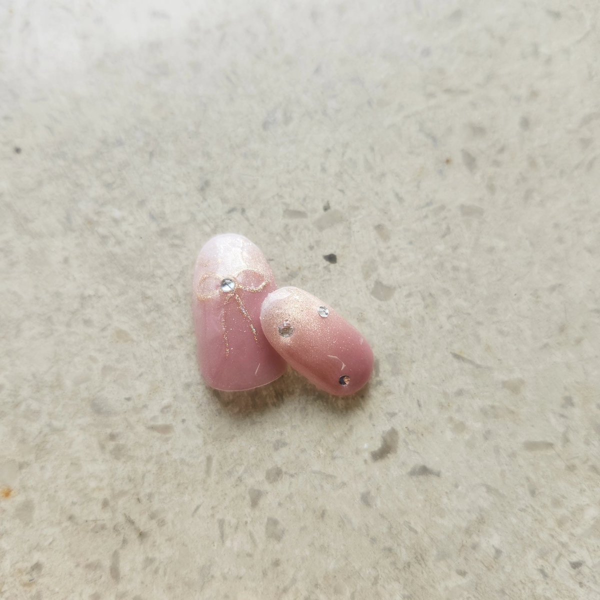 Chell_nail_'s tweet photo. ネイルチップ作りました。
今回はピンクとリボンの
かわいらしいネイルチップです。
ピンクゴールドのミラーパウダーで
描いたリボンがポイントです。

#ネイルチップ #ピンクネイル #リボンネイル #ワンホンネイル #マグネットネイル #arkeytokyo #プリジェル #ネイル工房 #LURRIR #Seria https://t.co/n4cFta7kfX