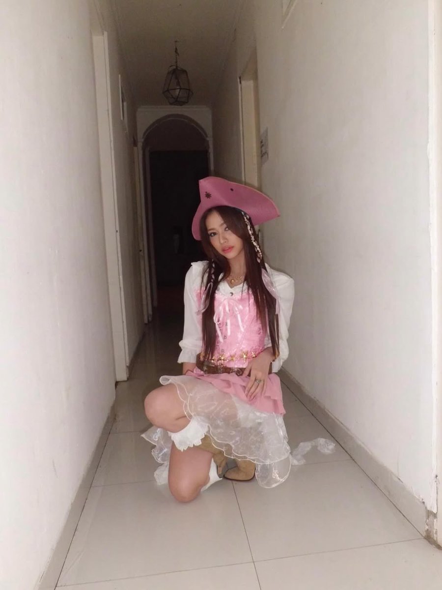 KATH_inc's tweet photo. Kalo begini jangakan pasific sama atlantic, segala jenis samudra jg gw lewatin demi elu my pinky ay ay captain i can hear youu 😍

[Kathrina's Instagram Post] https://t.co/HBU0TSczkK