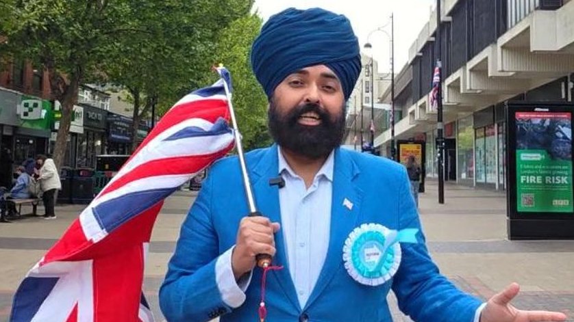 amanbhogal's tweet photo. It’s time to stop apologising for England and fly the flag with pride - not permission.

The bottom line is that a country that hides its identity loses it.
Be proud, be a patriot - fly the flag!

Read more👉https://t.co/0ZscEqrYac https://t.co/f6ZEt0ZeLz