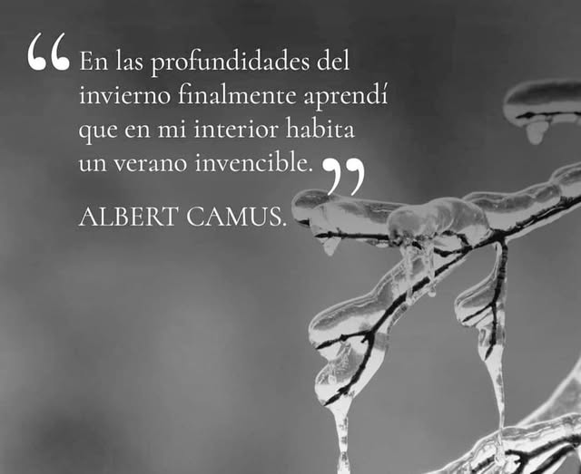 literlandweb1's tweet photo. Hoy comienza el verano en el hemisferio norte. Entre todas las estaciones del año, el verano es la más literaria, la que ocupa infinidad de títulos y ha inspirado numerosas obras aprovechando el ánimo relajado que propicia el ocio, el descanso y la ruptura con la rutina cotidiana. El verano es sinónimo de descubrimiento y vitalidad, de juventud y recuerdos, de complicidad y amores fugaces. Todos somos una orilla bañada por el mar cuando llega este día. Como decía Camus, dentro de nosotros todavía habita un verano invencible