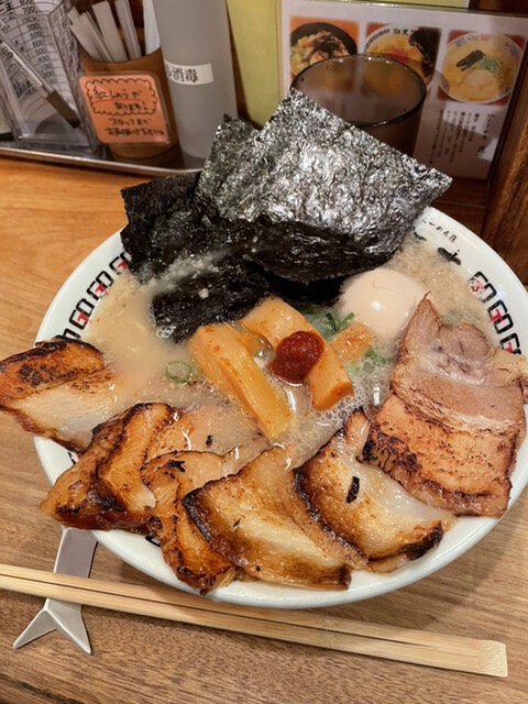 nQgWpDGjCP7LBmw's tweet photo. 久留米らーめん道麺志本店🍜
福岡県久留米市東町
飲みの帰りに久しぶりの☺️
しかもGTOスペシャルNEO＋替玉
自家製麺熟成琥珀麺なるもの🤭
こんなごっついの寝る前に食べたら明日の朝ヤバいやろなーて思いつつ食べた🫡
でも大丈夫やった🤓
ご馳走様でした😋
#麺志 #麺志本店 #GTOスペシャルNEO #久留米ラーメン