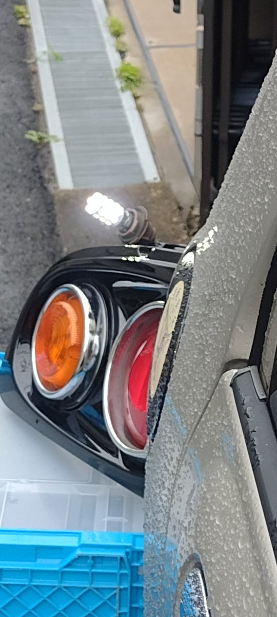 ANOHANAnoSUSUME's tweet photo. 今日は久々に車いぢり。
右のブレーキランプが切れたので、せっかくなのでウインカーと一緒にLEDへ。
写真はないけど、ハイフラ防止リレーに交換済み。
ついでにバックランプも。
写真の右がLEDで左が交換前。
ヘッドライトとポジションランプはとっくにLED化してたけど、これで全部完了。
#vivio https://t.co/7XwjtWqhWi