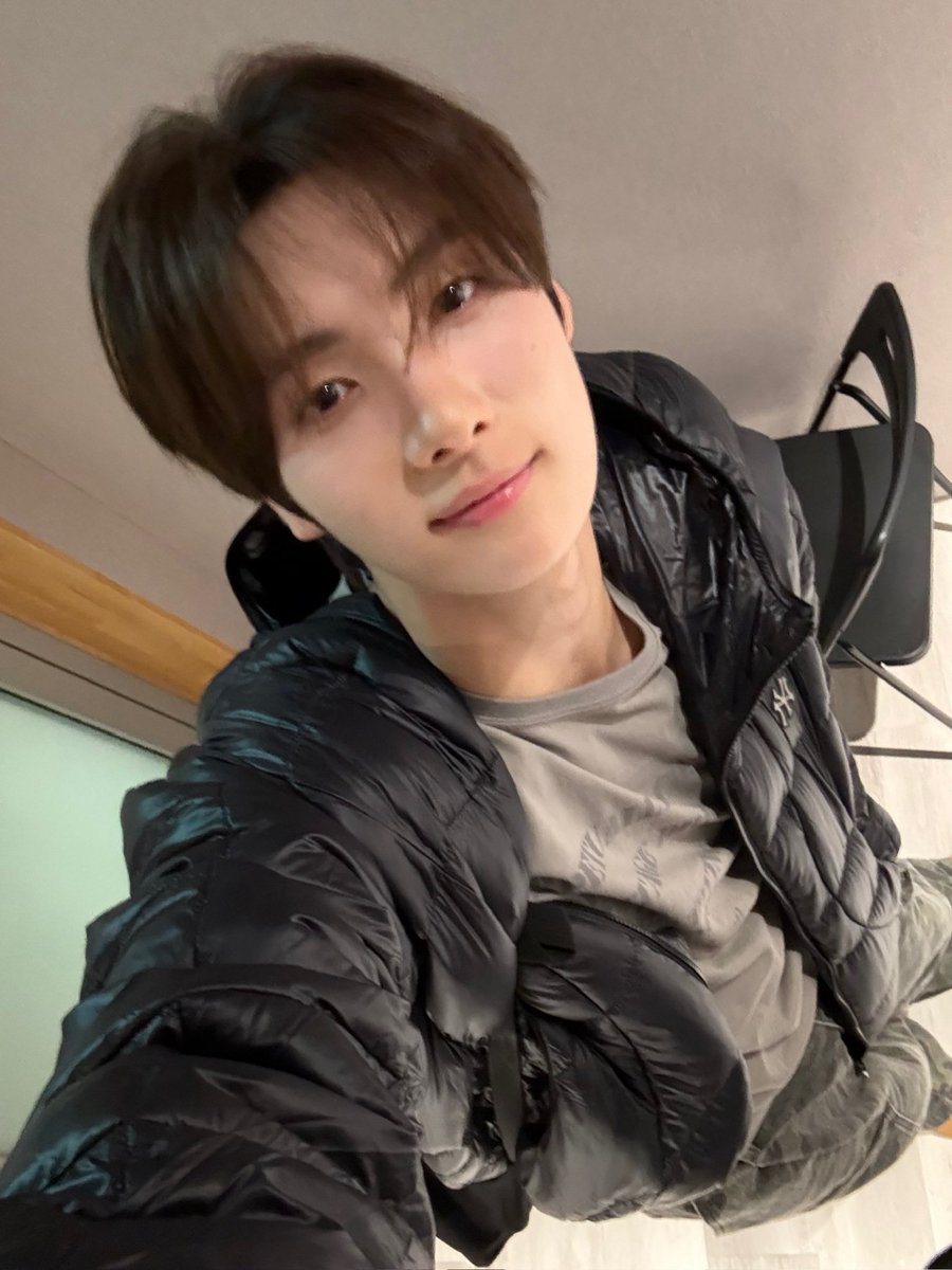토리 tweet media