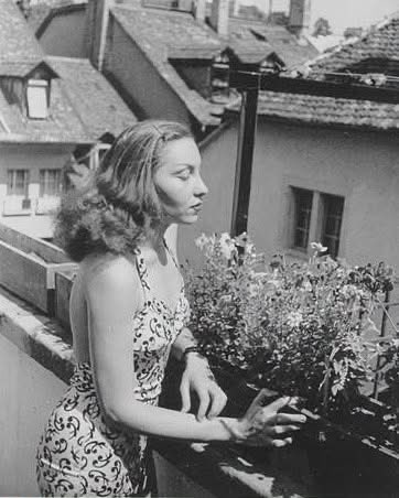 Paroles_auteurs's tweet photo. "J’ai passé tout un dimanche seule. Je n’ai appelé personne, et personne ne m’a appelée. J’étais absolument seule. Assise sur un canapé, l’esprit libre, je laissais les pensées aller et venir. Mais au cours de cette journée, et ce jusqu’à l’heure du coucher, il m’est arrivé par trois fois une soudaine révélation de moi-même et du monde. Une reconnaissance fulgurante, qui m’a saisie, bouleversée, et plongée dans des abîmes obscurs… d’où je suis remontée baignée d’une lumière d’or. C’était la rencontre de moi avec moi-même. La solitude est un luxe."
Clarice Lispector