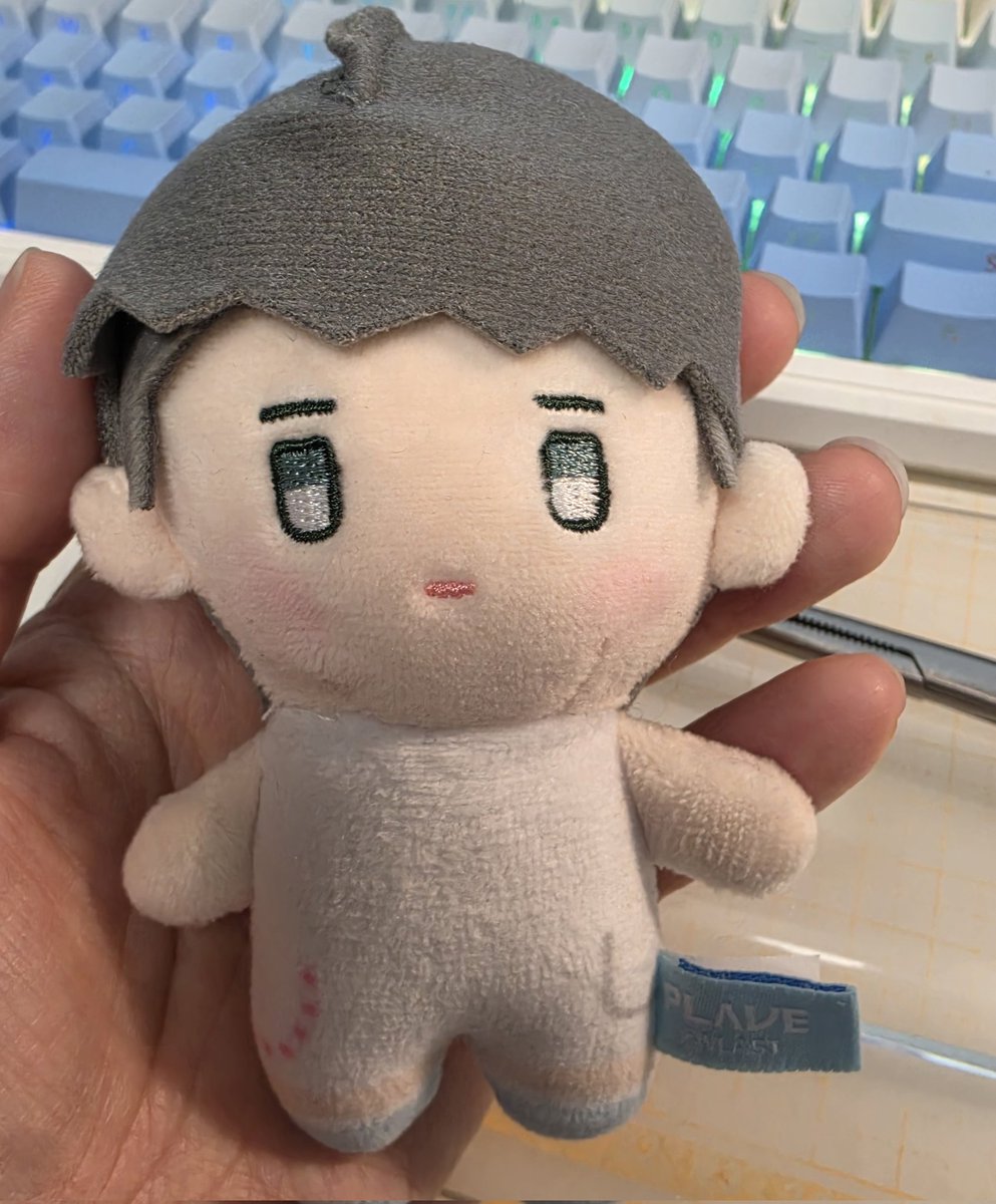 PLLI_nice's tweet photo. 함뿌 인형 재봉이 안예쁘게 돼있어서 고친다고 솜 뺐다가 가죽상태로 방치하기를 반 년. 이제는 안되겠다 싶어서 플리 생일 라방 들으면서 고쳐줌.
< 수술전
                        수술후> https://t.co/4HJHfXKlAQ