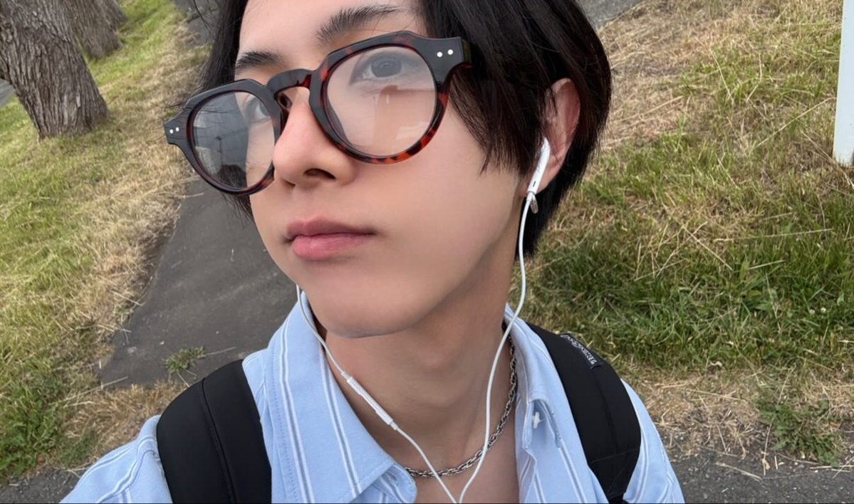saminamon's tweet photo. Would you take a look at this cool guy~~👓🎶 https://t.co/LlHw1Cg9qP