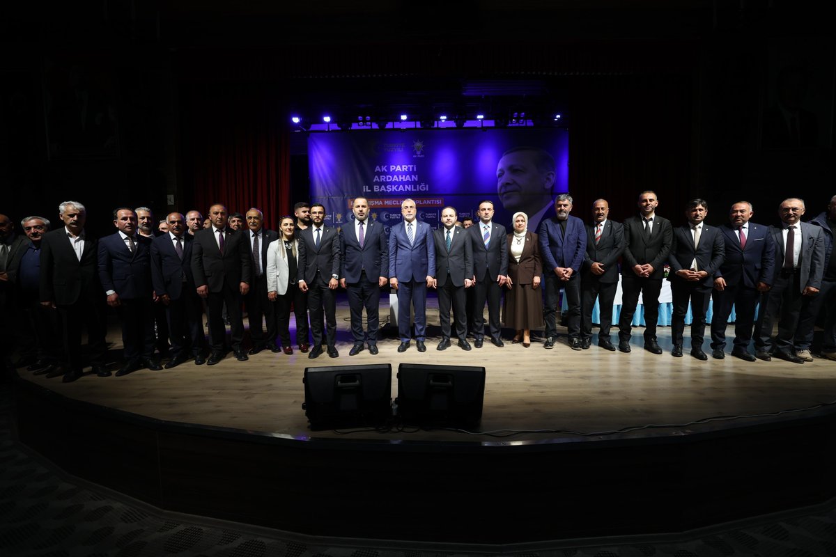 isikhanvedat's tweet photo. Ardahan İl Danışma Meclisi Toplantımızda teşkilatımızla bir araya gelerek yürüttüğümüz çalışmaları değerlendirdik, önümüzdeki döneme ilişkin hedeflerimizi istişare ettik.

Milletimizin bizlere duyduğu güvene layık olmak için eser ve hizmet siyasetini kararlılıkla sürdürüyor; çalışma hayatından sosyal güvenliğe kadar her alanda vatandaşımızın yanında olmaya devam ediyoruz.

Türkiye Yüzyılı’nı, güçlü teşkilatlarımız ve aziz milletimizle omuz omuza inşa edeceğiz. 🇹🇷

@ARDAHANAKPARTi