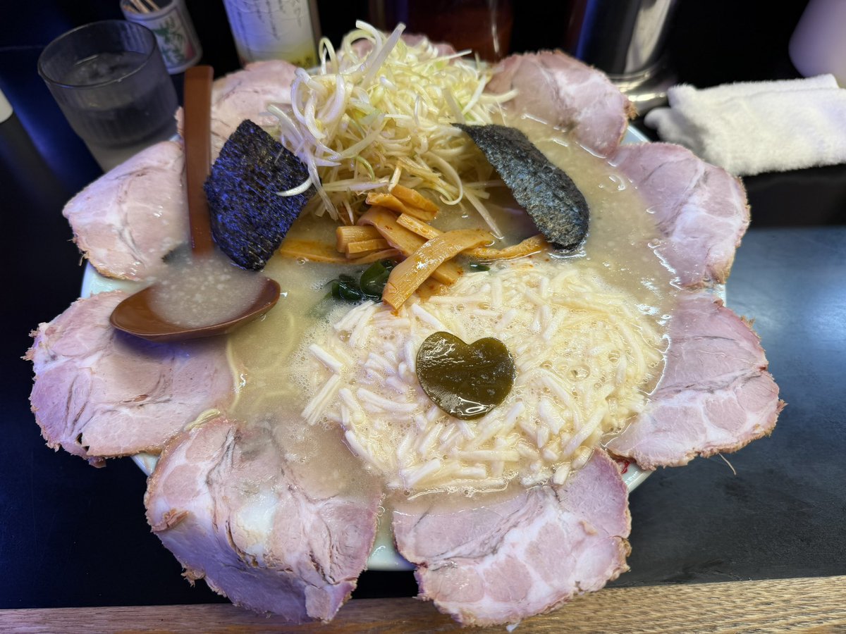 masumin_tp's tweet photo. 相模原　壱発ラーメン

大量のネギとトロロのおかげで実質カロリー0 https://t.co/o5Nz8drDM3